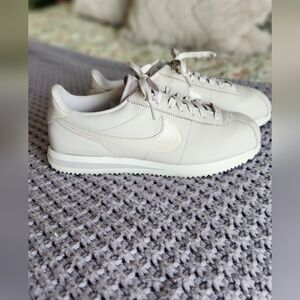 Sz 9 Nike Women's Cortez Sneakers